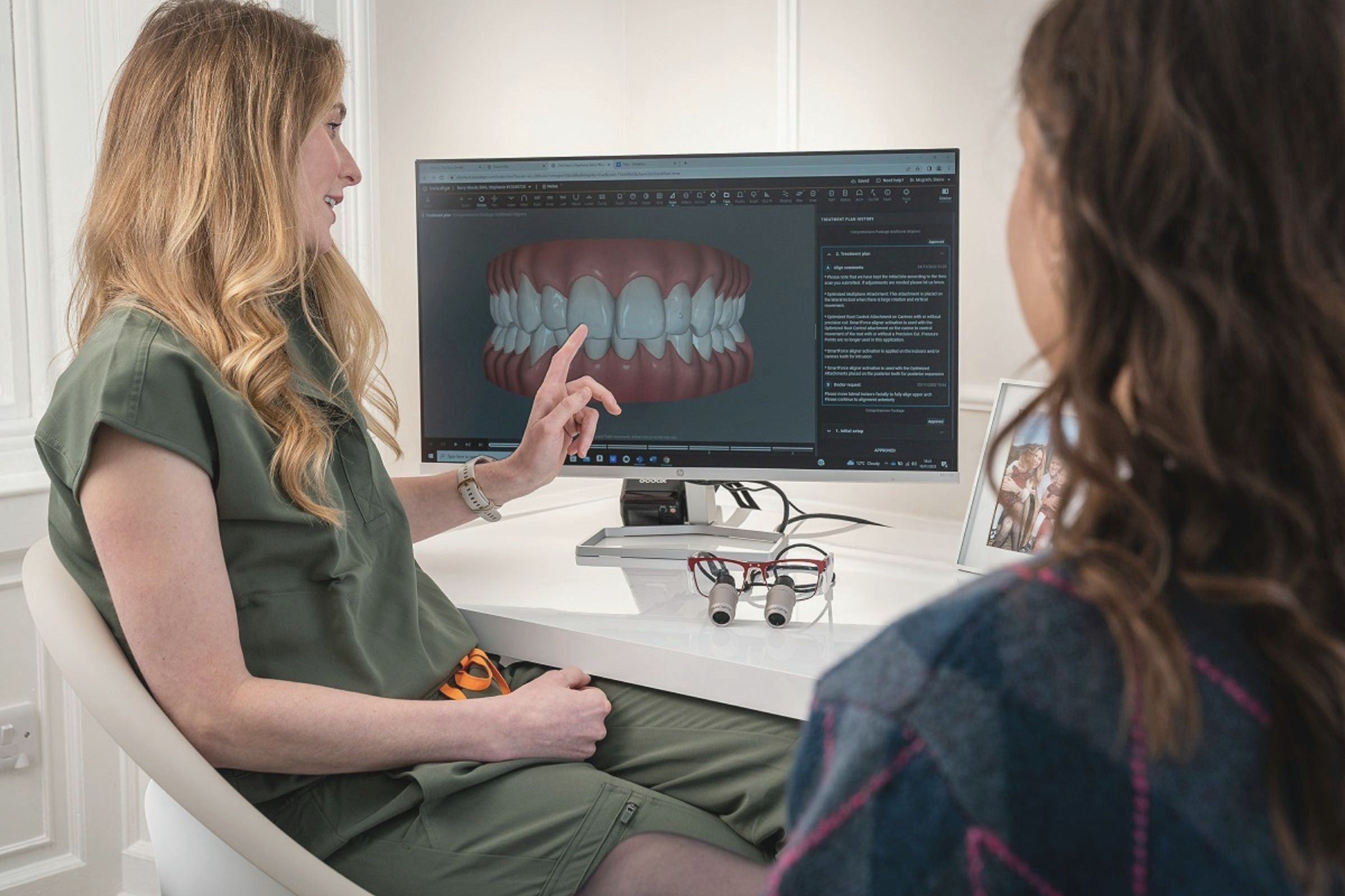 Zahnärztin zeigt einen 3D Scan am Bildschirm