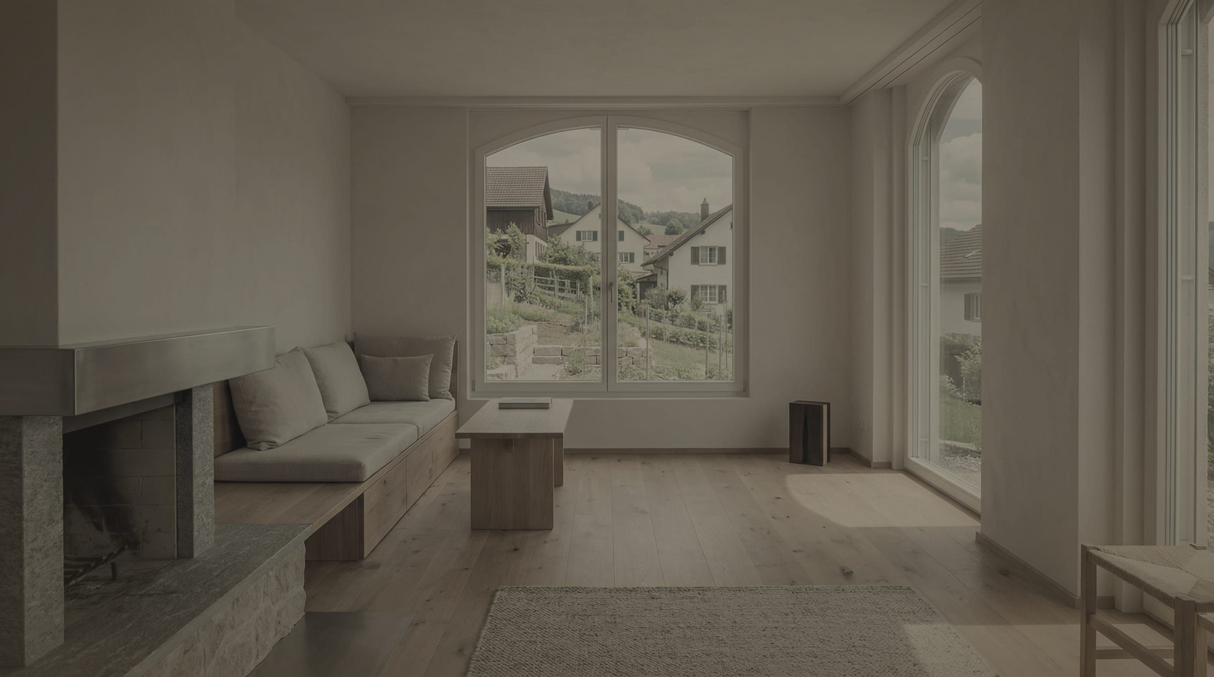 Wohnzimmer vor der Renovation mit vergilbten, matten Wänden
